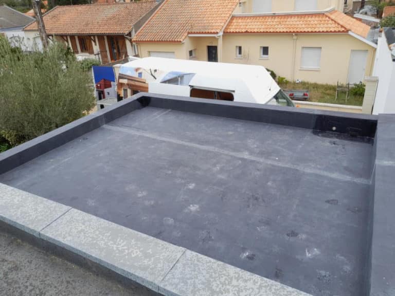 Mise en place d'une couvertine sur muret par l'équipe d'Au Bac d'Eau Nantes